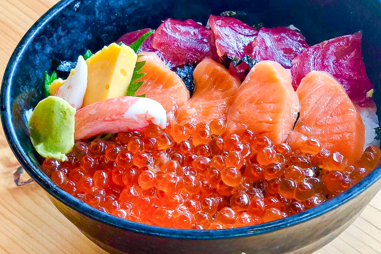 ”三色丼”