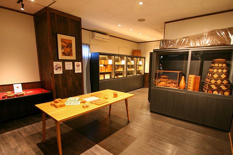 ”箱根丸山物産本店内観”