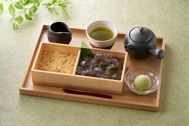 ”自家製とろり本わらび餅（静岡煎茶付き）”