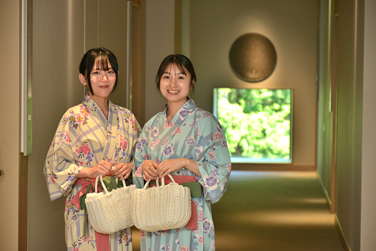 浴衣で友人との写真撮影