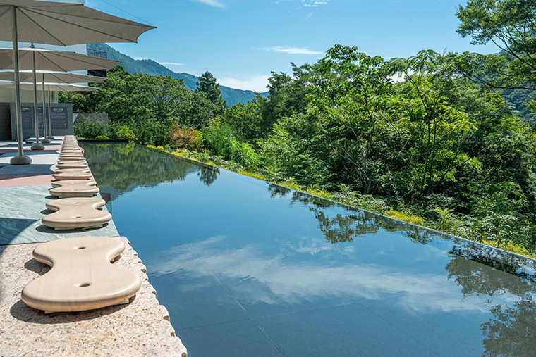 ”箱根の山々と一体化したような足湯”