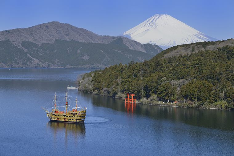 ”芦ノ湖の箱根海賊船”