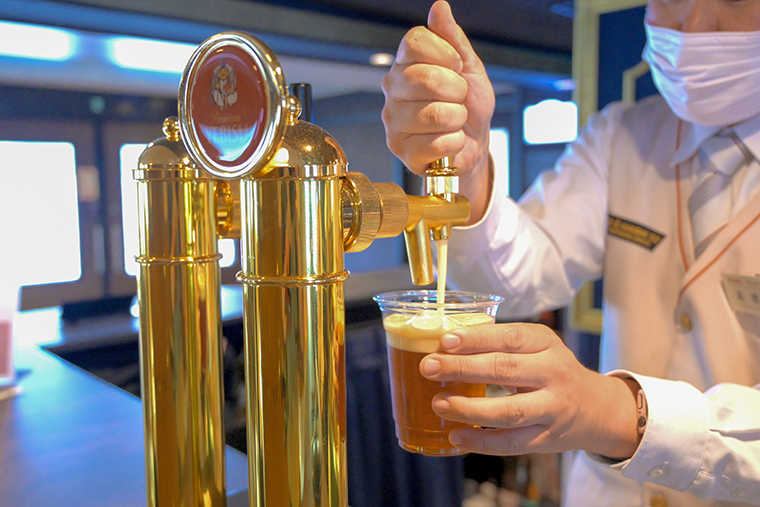 専用サーバーから丁寧に注がれる生ビール