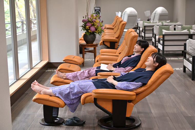 湯上がりラウンジ　リクライニングソファー