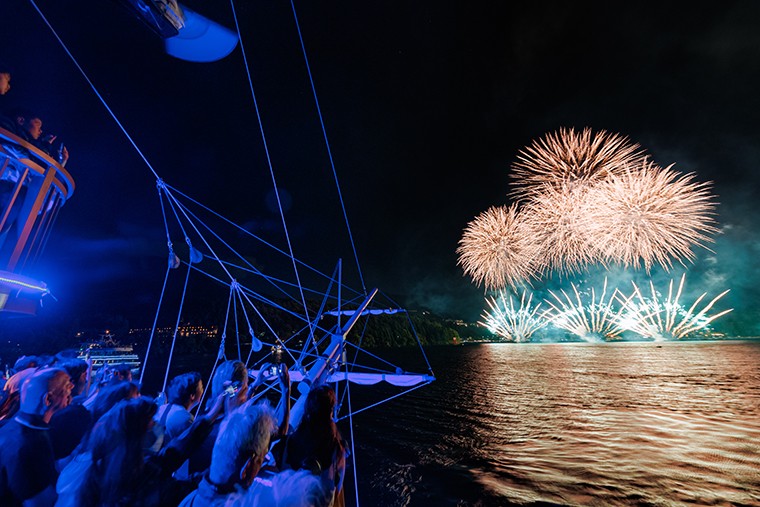 冬景色花火クルーズ