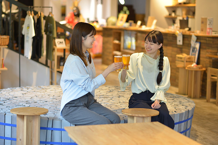 カフェスペース　ビールで乾杯